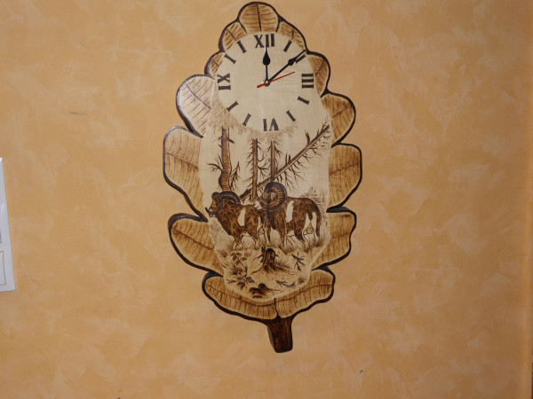 Jagd-Uhr geschnitzt in Eichenlaub-Form